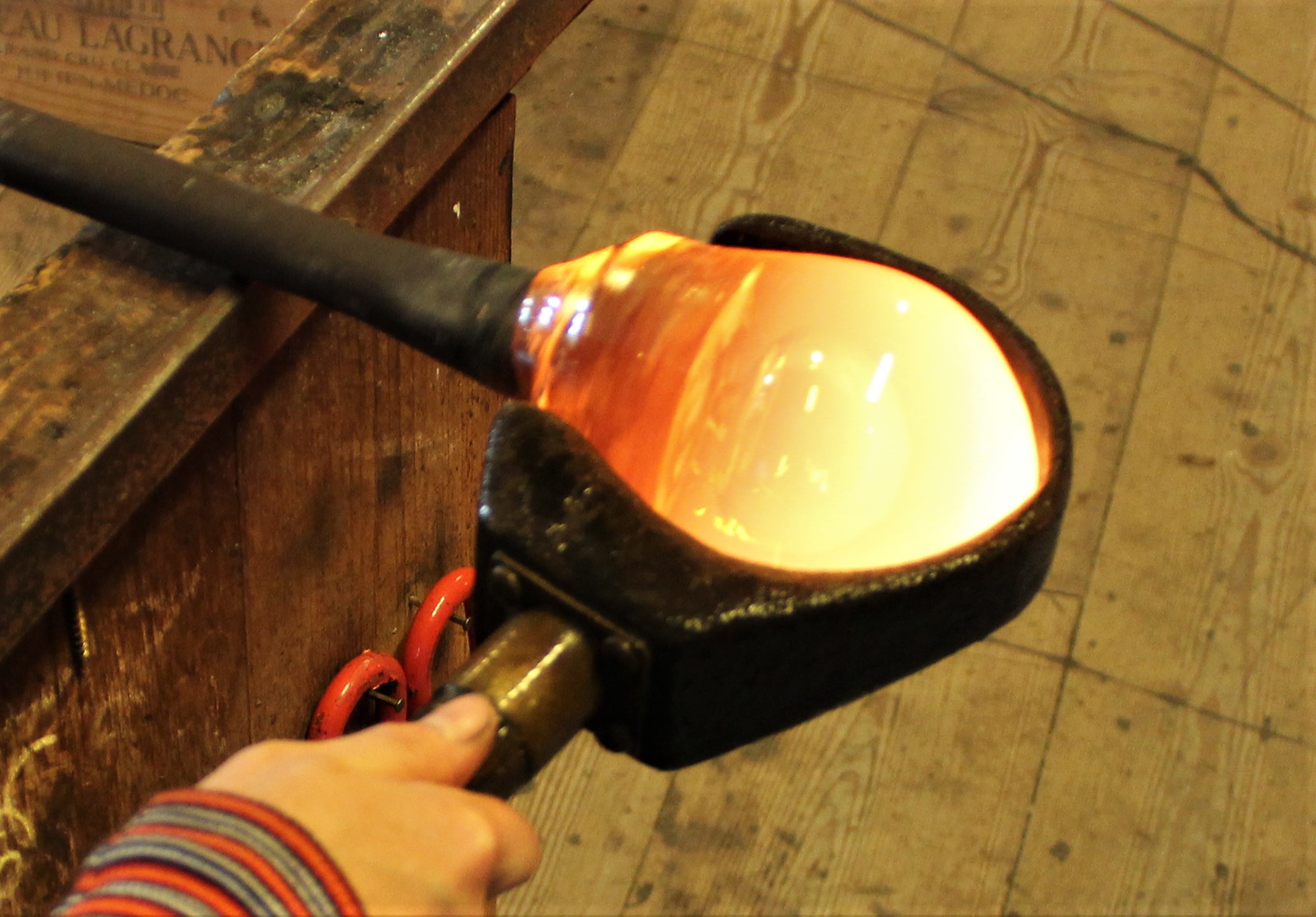 Det 1100 grader varme glas bliver formet i en stor tr�ske.jpg